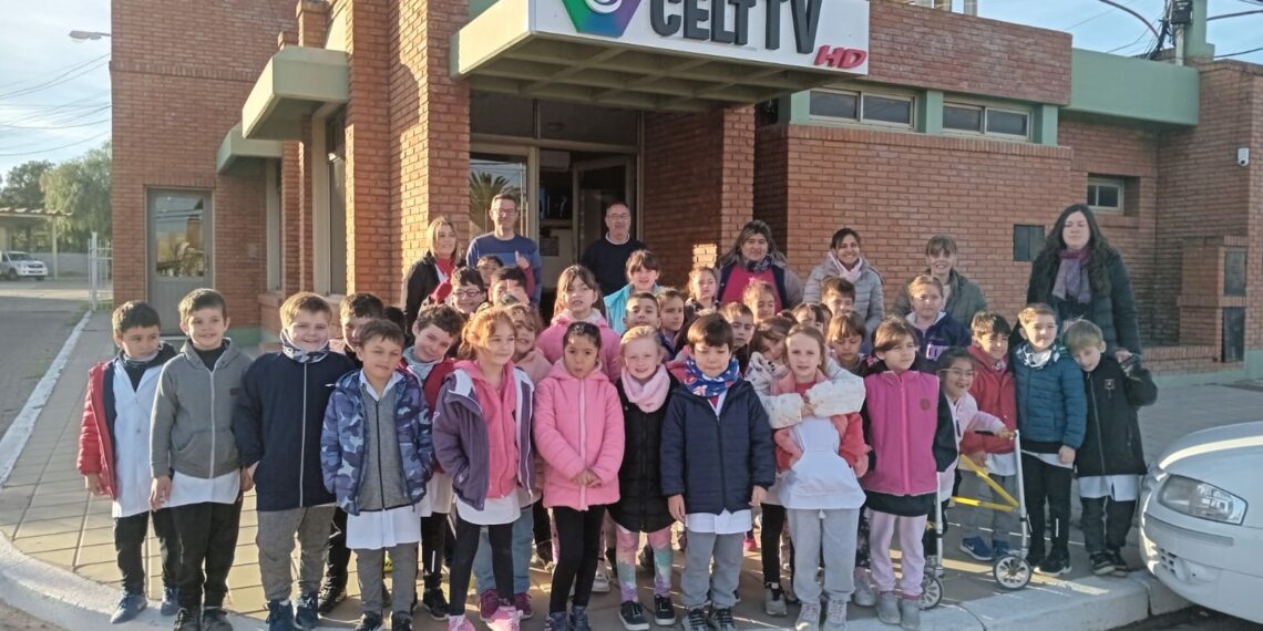 Alumnos de la Escuela N° 1 “Domingo F. Sarmiento” nos visitaron en el Día del Periodista (Video)