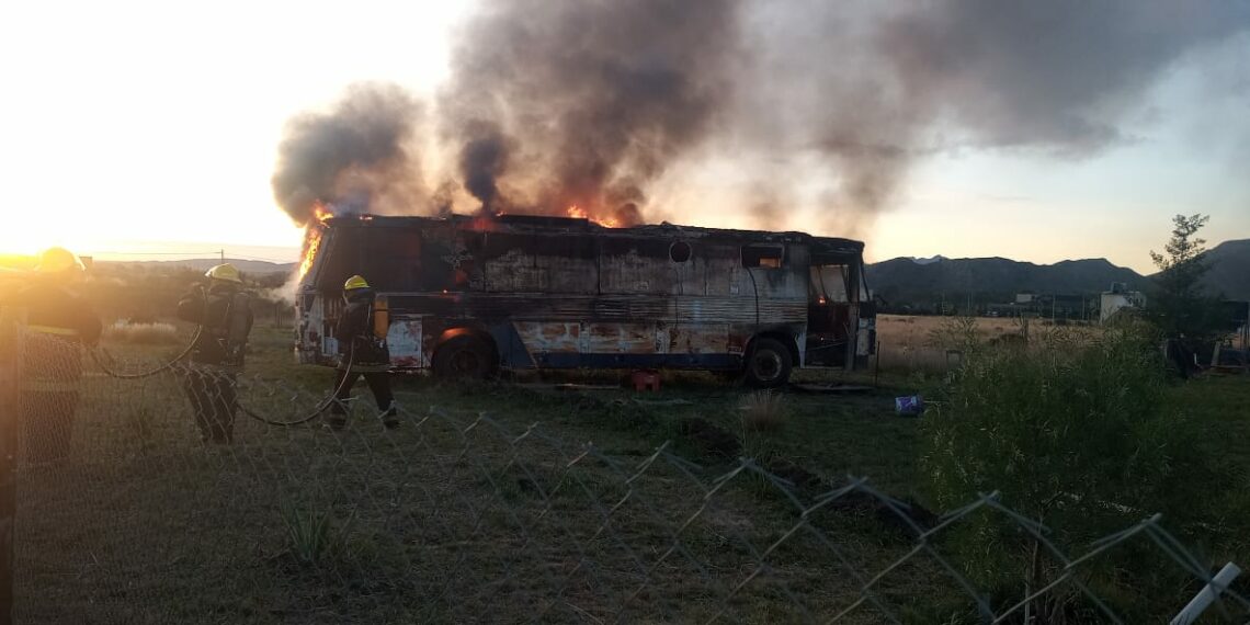 Se incendió un colectivo casilla en San Andres de la Sierra