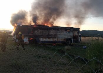 Se incendió un colectivo casilla en San Andres de la Sierra