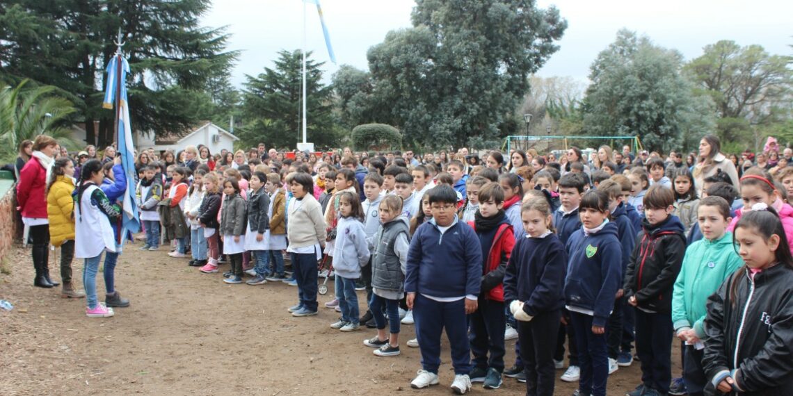Alumnos de 4º año de todo el distrito realizaron la Promesa de Lealtad a la Bandera (fotos y videos)