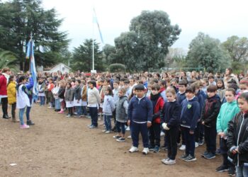 Alumnos de 4º año de todo el distrito realizaron la Promesa de Lealtad a la Bandera (fotos y videos)