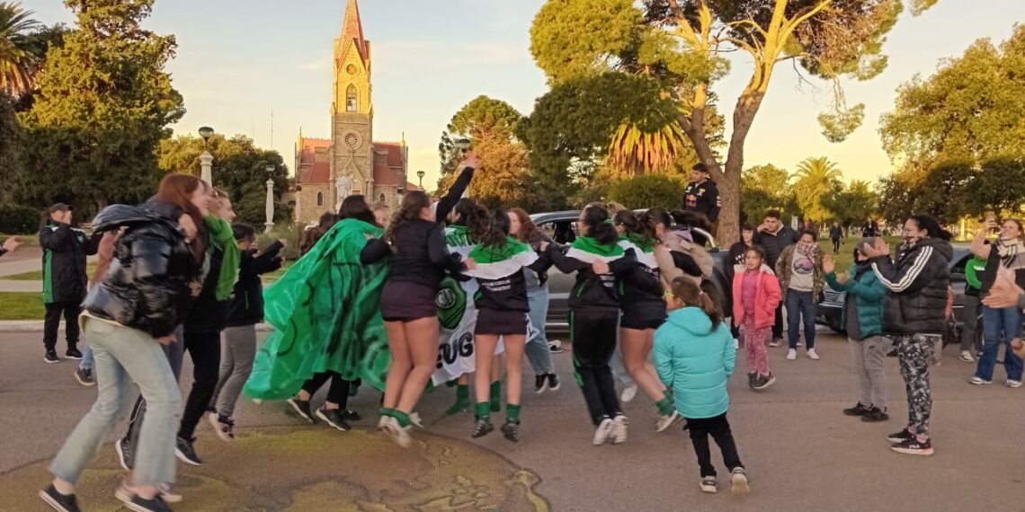 HOCKEY: “Las Lobas” festejaron la obtención del Torneo Apertura por las calles de la ciudad (Videos y fotos)
