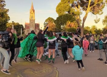 HOCKEY: “Las Lobas” festejaron la obtención del Torneo Apertura por las calles de la ciudad (Videos y fotos)