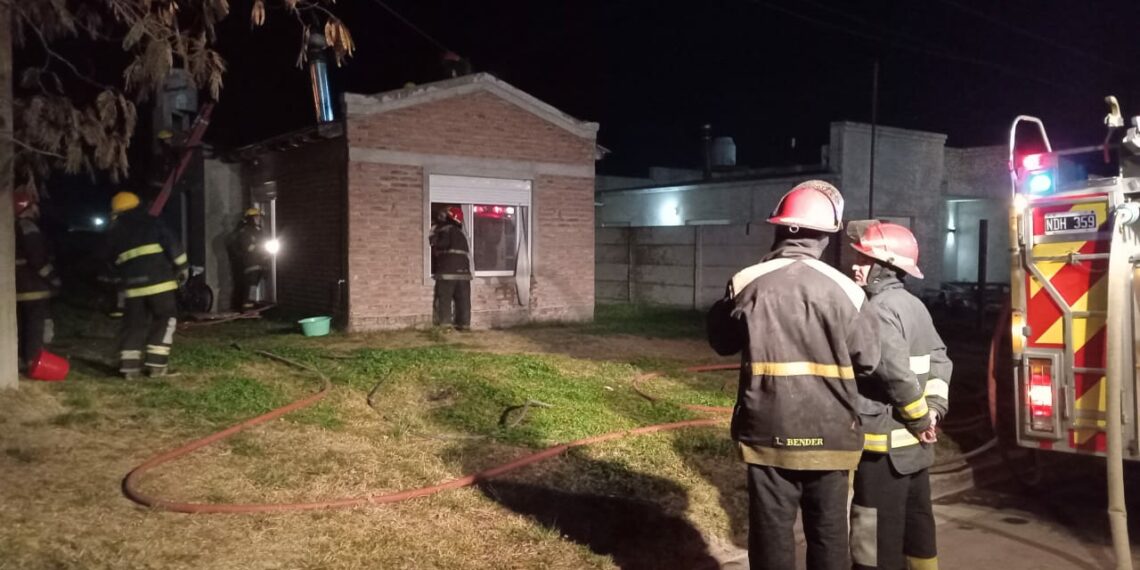 Incendio de estructura en una vivienda ubicada en Juan Manuel de Rosas al 600 (Video)