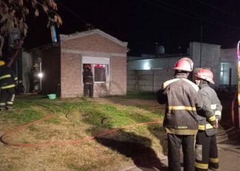 Incendio de estructura en una vivienda ubicada en Juan Manuel de Rosas al 600 (Video)