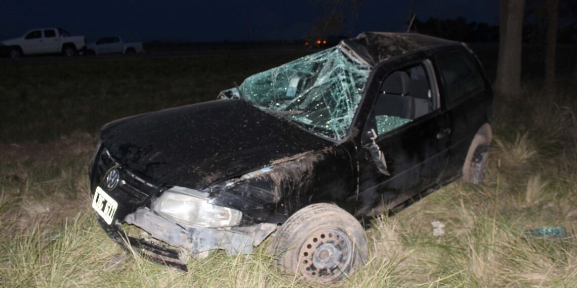 Se encontró un auto volcado cerca del acceso a Tornquist (RN 33) y sin ocupantes (Video)