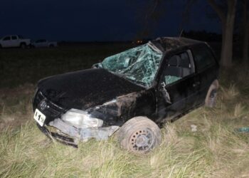 Se encontró un auto volcado cerca del acceso a Tornquist (RN 33) y sin ocupantes (Video)