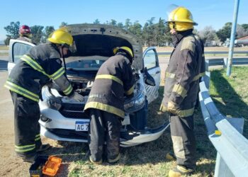 Este viernes se produjo un accidente en el acceso a Tornquist y ruta 33 (FOTOS Y VIDEO)