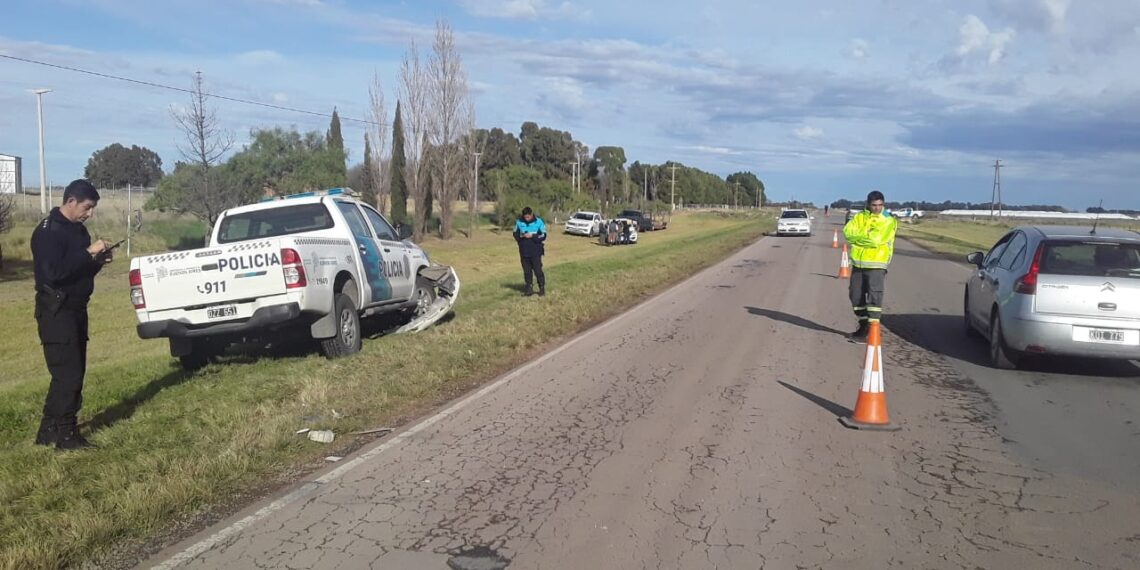 Se produjo un accidente entre un móvil policial y una camioneta