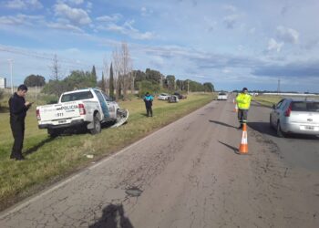 Se produjo un accidente entre un móvil policial y una camioneta