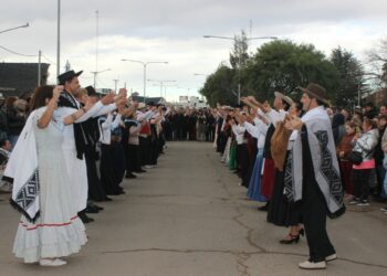 En Sierra de la Ventana y con un gran desfile se festejó el aniversario de nuestra independencia