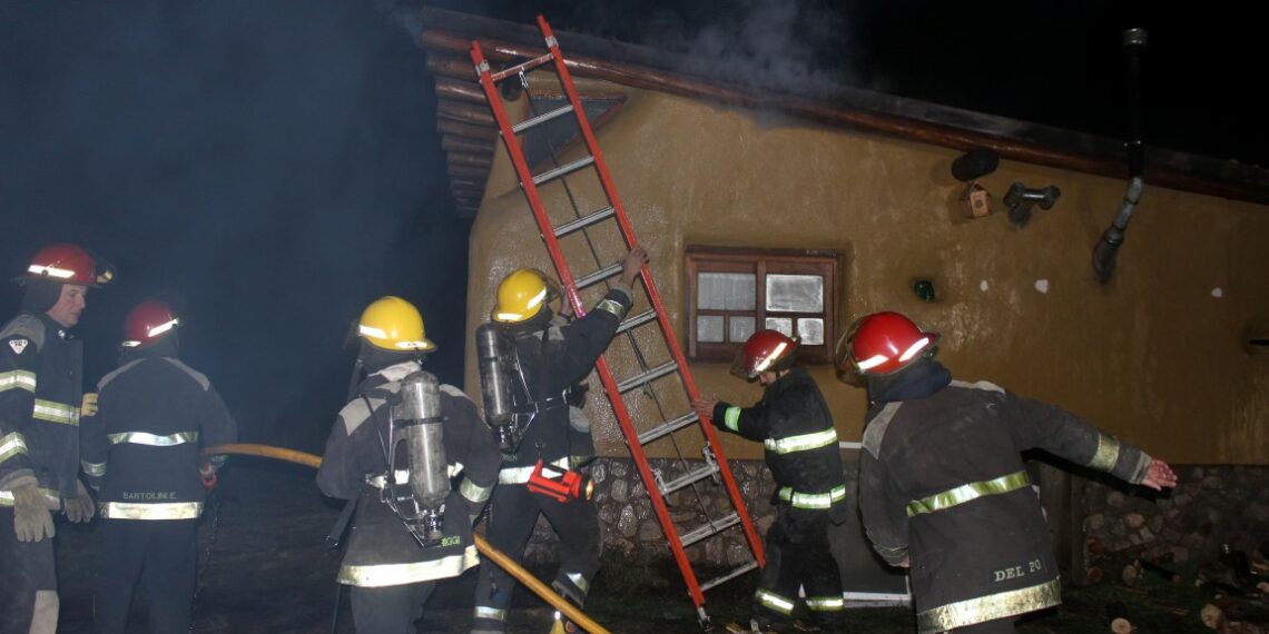 Los bomberos combaten un principio de incendio en una vivienda en Prados del Sol