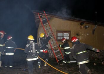 Los bomberos combaten un principio de incendio en una vivienda en Prados del Sol