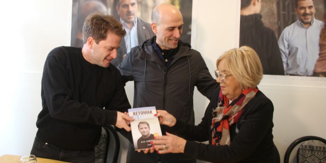 El Diputado Alex Campbell hizo entrega de un ejemplar de su libro a la ex intendente Marisa Kugler (FOTOS Y VIDEO)