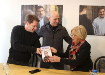 El Diputado Alex Campbell hizo entrega de un ejemplar de su libro a la ex intendente Marisa Kugler (FOTOS Y VIDEO)