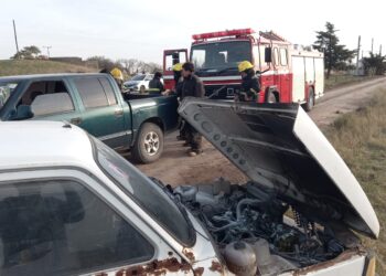 Los bomberos fueron convocados por un principio de incendio de un automóvil