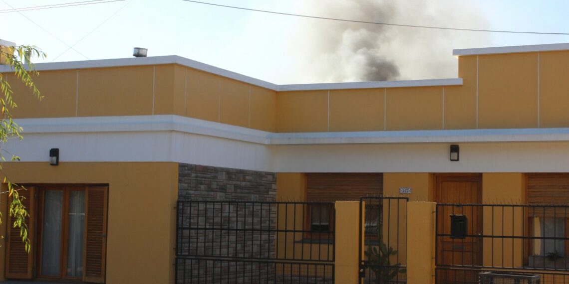 Los bomberos de Tornquist fueron convocados por un incendio de estructura (VIDEO)