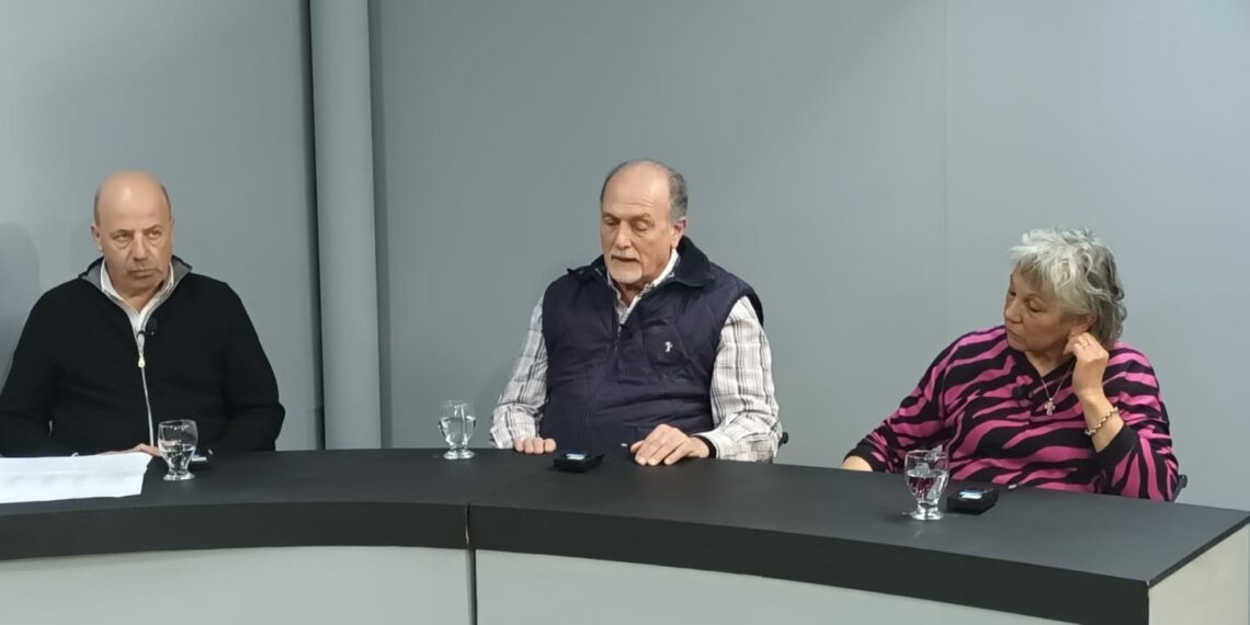 Autoridades del Centro de Día y Hogar Tornquist en la mesa de Opiniones