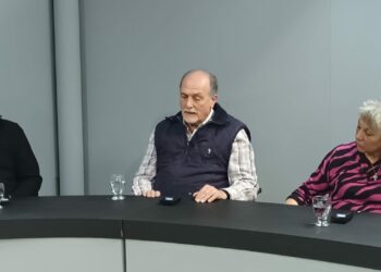 Autoridades del Centro de Día y Hogar Tornquist en la mesa de Opiniones