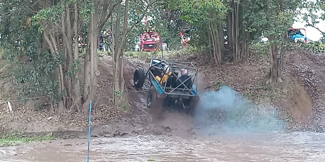 Con un nutrido parque automotor se desarrolla la travesía en Paso Donadile (Video)