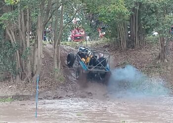 Con un nutrido parque automotor se desarrolla la travesía en Paso Donadile (Video)
