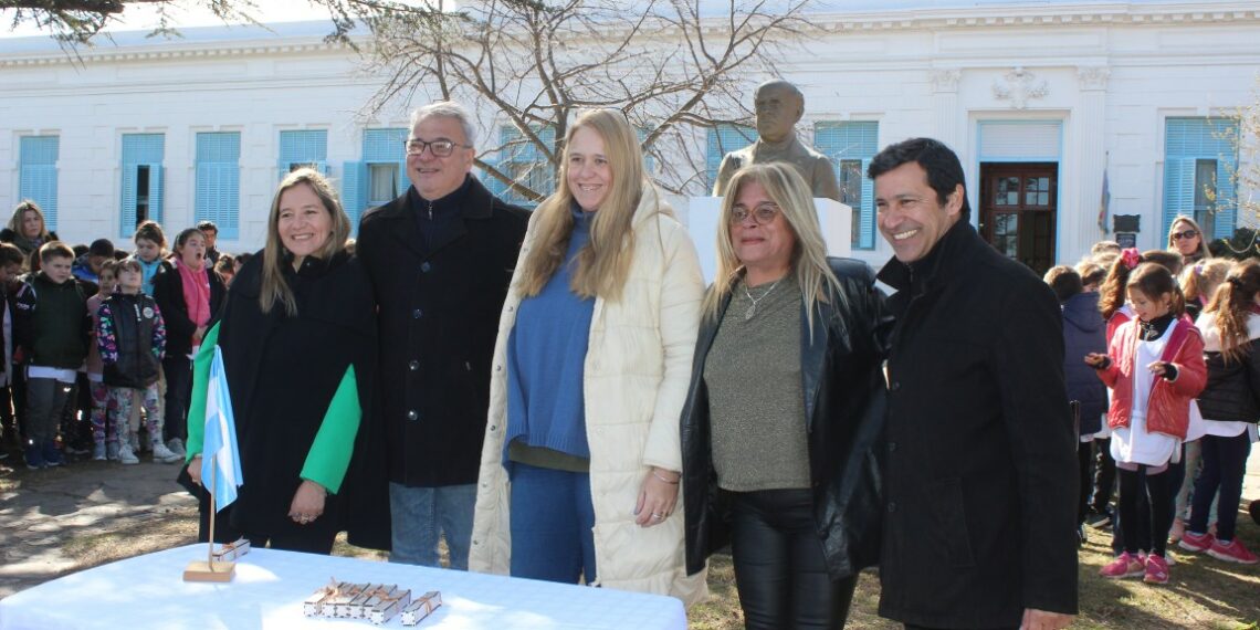 Hubo reconocimientos a docentes en el acto por el Día del Maestro (videos y fotos)