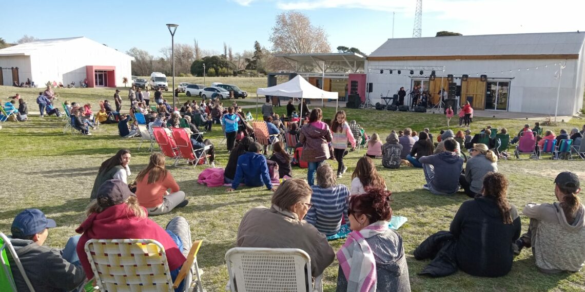 Buen marco de público en el inicio de la Fiesta de la Primavera en Sierra de la Ventana (Video)