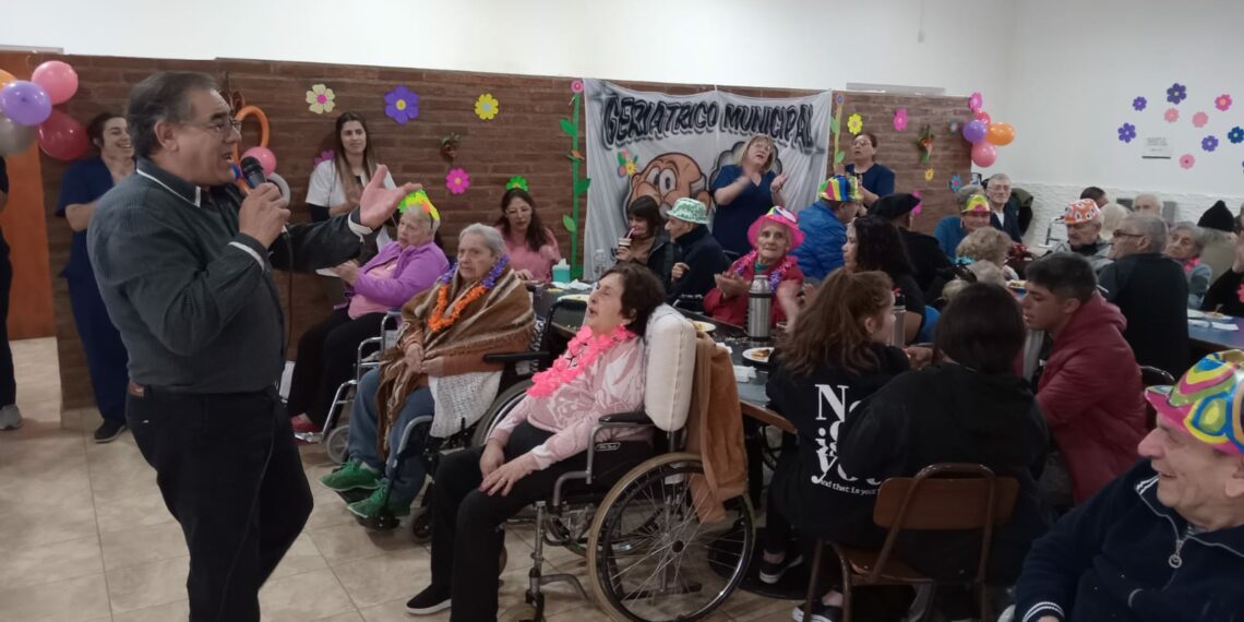 Los abuelos de los geriátricos de Tornquist se unieron para festejar el arribo de la primavera (Video)