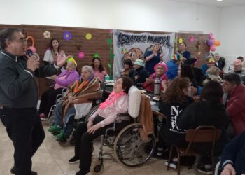 Los abuelos de los geriátricos de Tornquist se unieron para festejar el arribo de la primavera (Video)