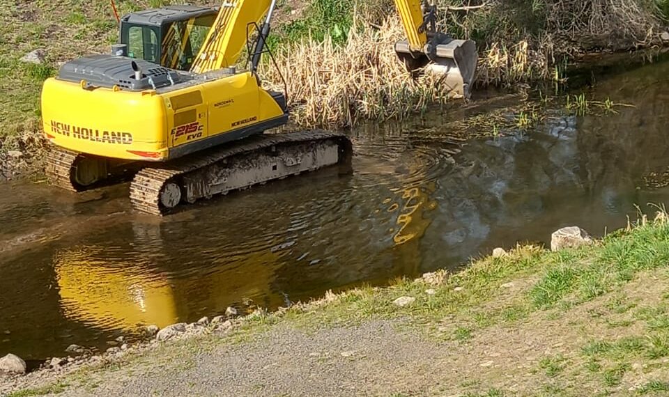 Continua la limpieza del dique de Villa Ventana