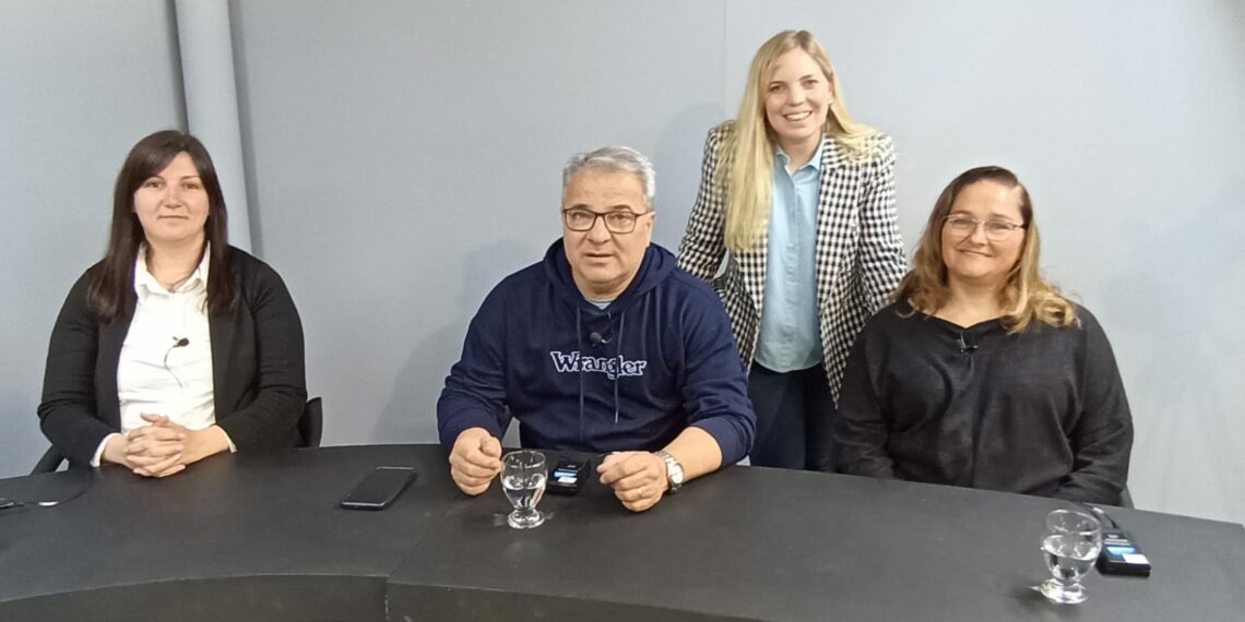 Sergio Bordoni e integrantes de su lista en la mesa de Opiniones