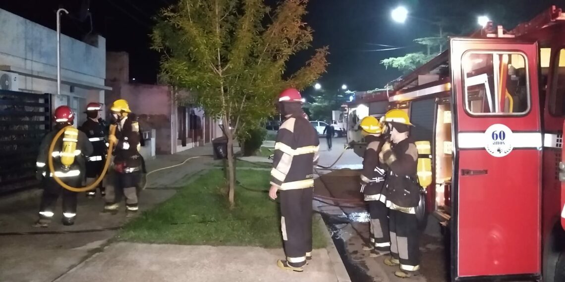 Incendio de estructura en vivienda ubicada sobre la Avenida San Martín (Video)