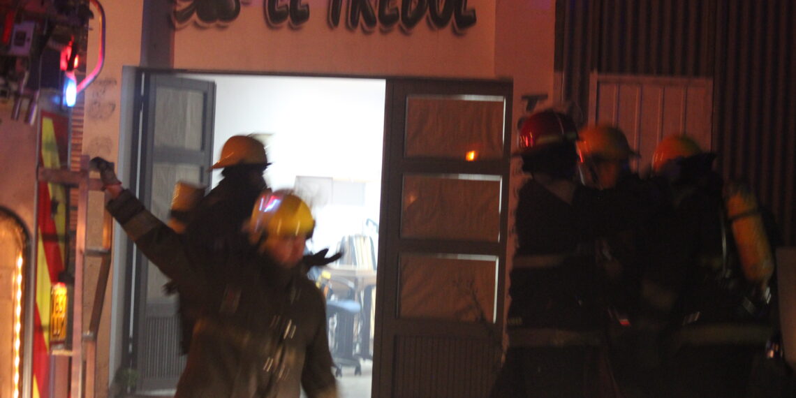 En las primeras horas de éste domingo los Bomberos combatieron un incendio en un galpón