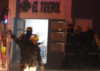 En las primeras horas de éste domingo los Bomberos combatieron un incendio en un galpón