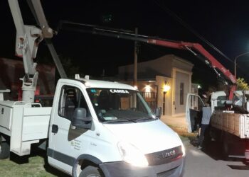 Cayó un poste de telefónica y de milagro no causó lesionados ni daños materiales