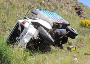 Volcó un camión en el Abra de la Ventana (FOTOS Y VIDEO)