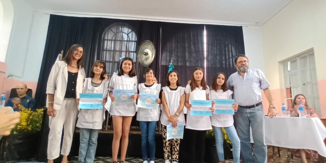 28 DE NOVIEMBRE- SESION EXTRAORDINARIA DE ENTREGA DE DIPLOMAS A ABANDERADOS Y ESCOLTAS  DEL DISTRITO- SALDUNGARAY