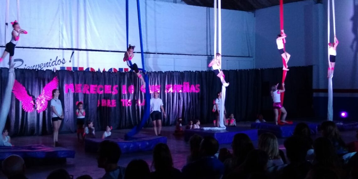 Muestra anual de acrobacias en tela de “Abre tus Alas” (Videos)