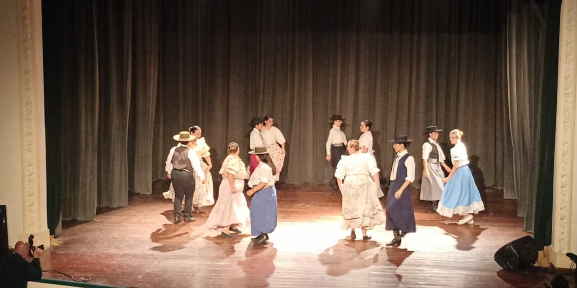 Festival de cierre de año de la Escuela Folklórica Municipal en el teatro Funke (Videos)