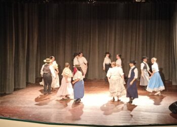 Festival de cierre de año de la Escuela Folklórica Municipal en el teatro Funke (Videos)