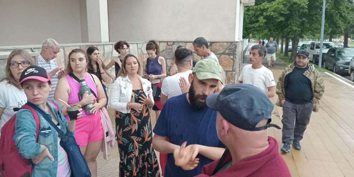 Organizaciones gremiales, políticas y vecinos entregaron un documento al HCD en rechazo al DNU (Videos)