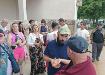 Organizaciones gremiales, políticas y vecinos entregaron un documento al HCD en rechazo al DNU (Videos)