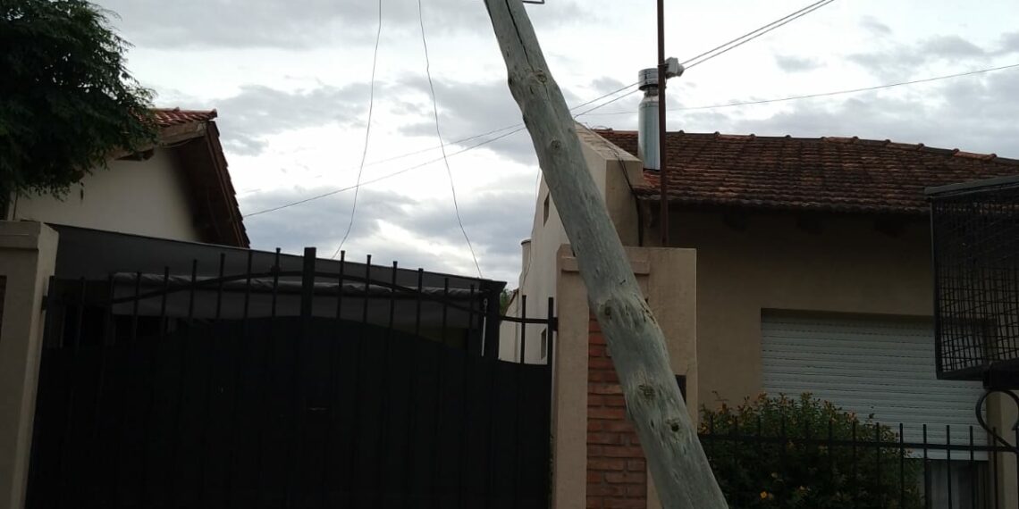 Cayó otro poste de telefónica y quedó sostenido por la red eléctrica y de fibra óptica