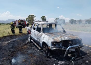 Una camioneta se incendió por completo en la RP 76