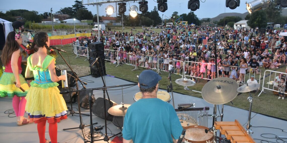 Fiesta Provincial de Reyes: La lluvia obligó a reprogramar para el sábado la llegada de Melchor, Gaspar y Baltazar (Video y fotos)