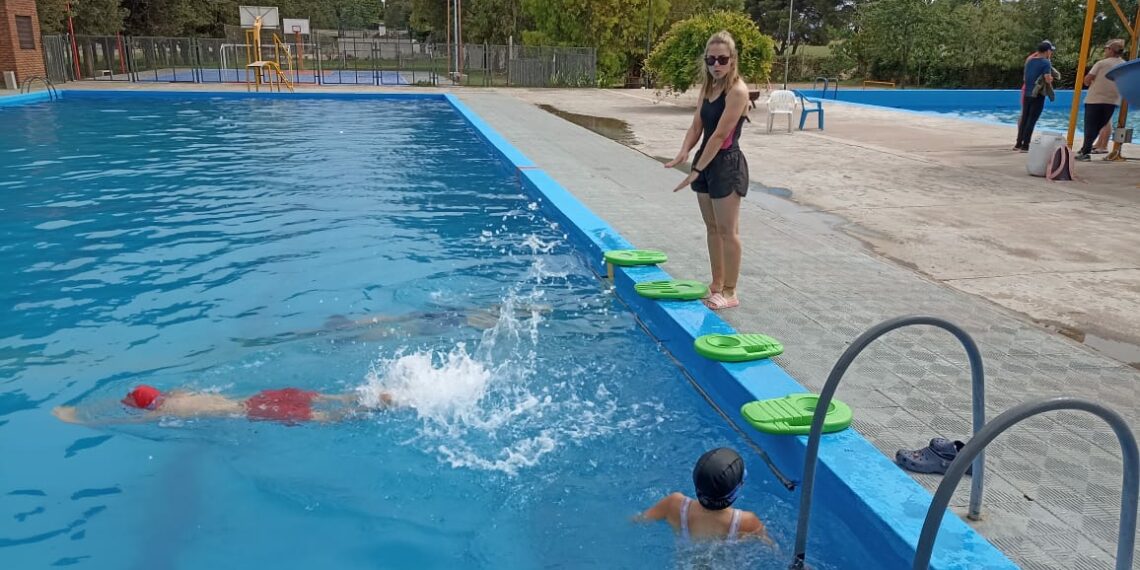 “Acción de Verano”: Iniciaron las clases de natación en las piletas municipales de Tornquist y Sierra de la Ventana (Video)