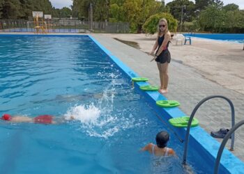 “Acción de Verano”: Iniciaron las clases de natación en las piletas municipales de Tornquist y Sierra de la Ventana (Video)