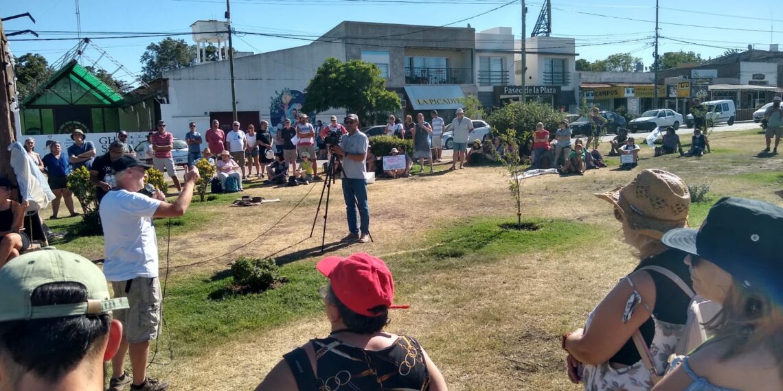 PARO: Vecinos del distrito se manifestaron en contra del DNU y la Ley Ómnibus