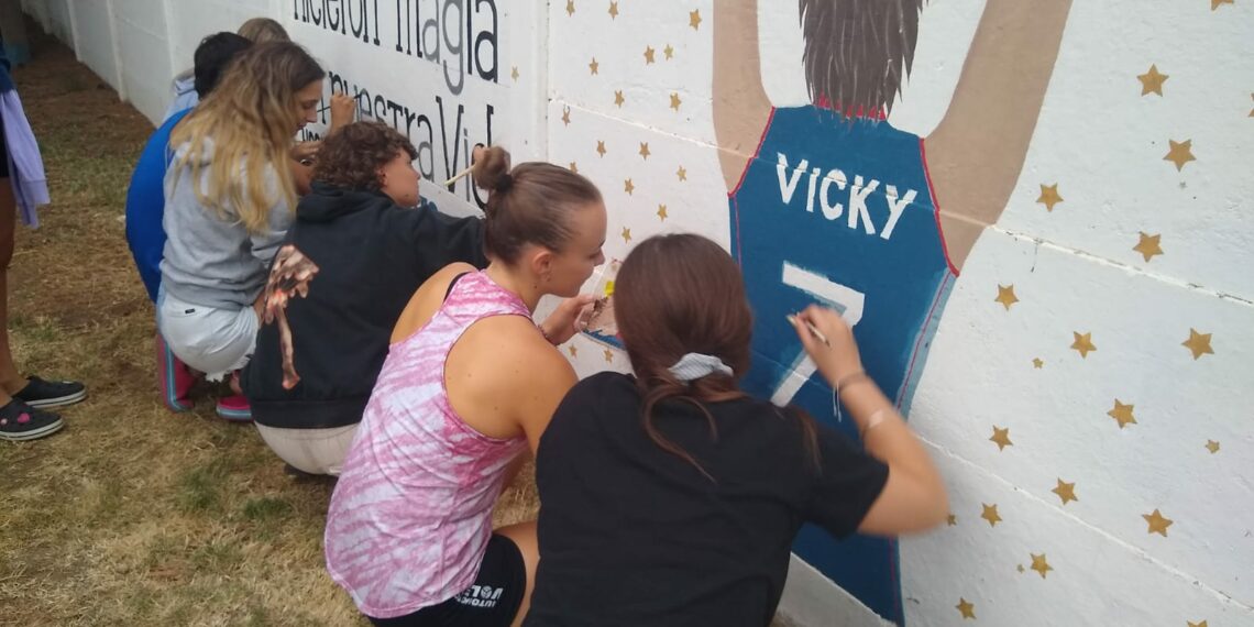 Familiares y amigos restauraron el mural que recuerda a Vicky Rusconi (Video)