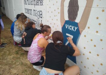 Familiares y amigos restauraron el mural que recuerda a Vicky Rusconi (Video)